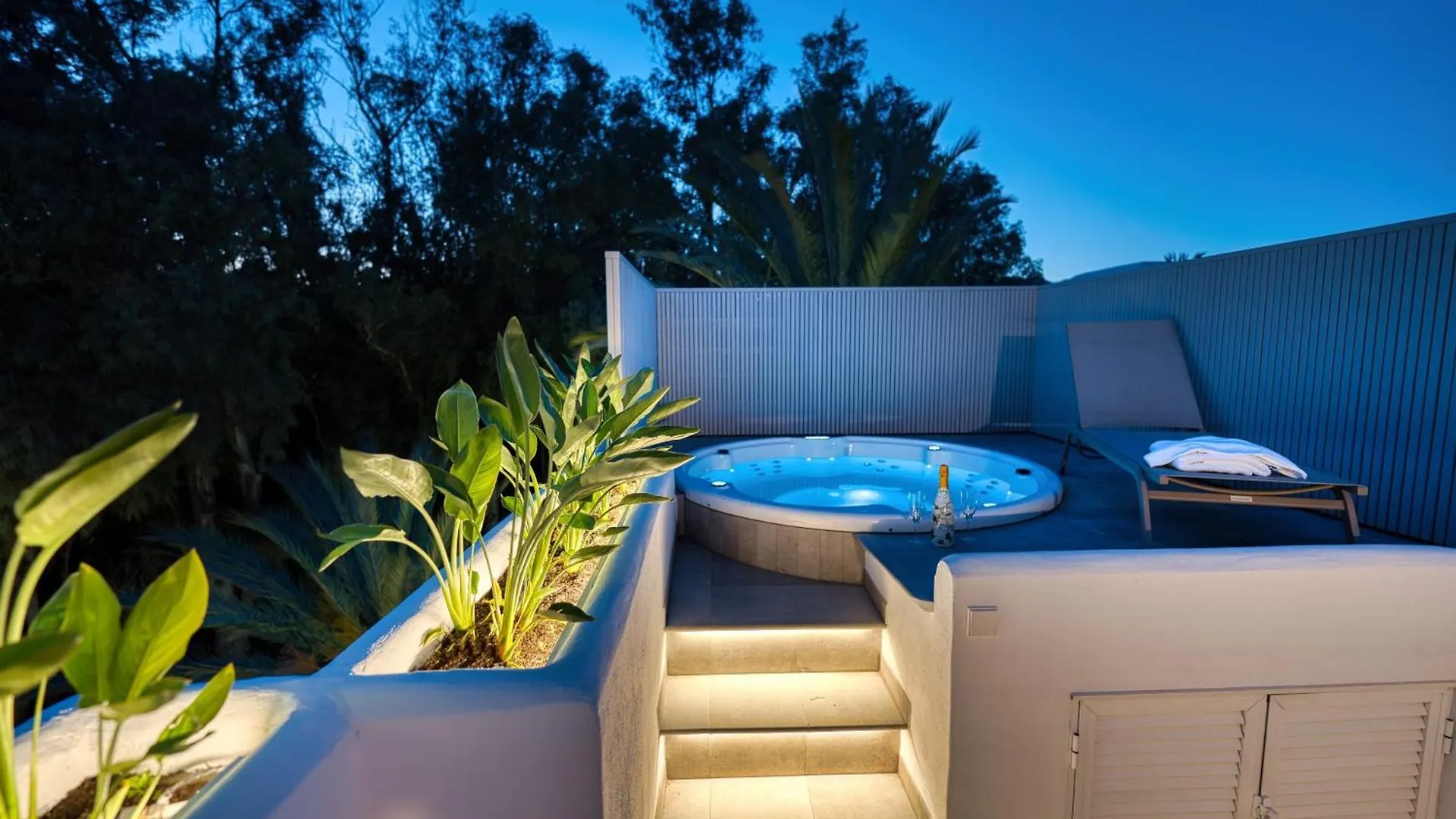 1081 Beachfront Penthouse Jacuzzi Roofterace Lounge Wifi Marbella 0*,  Spain
