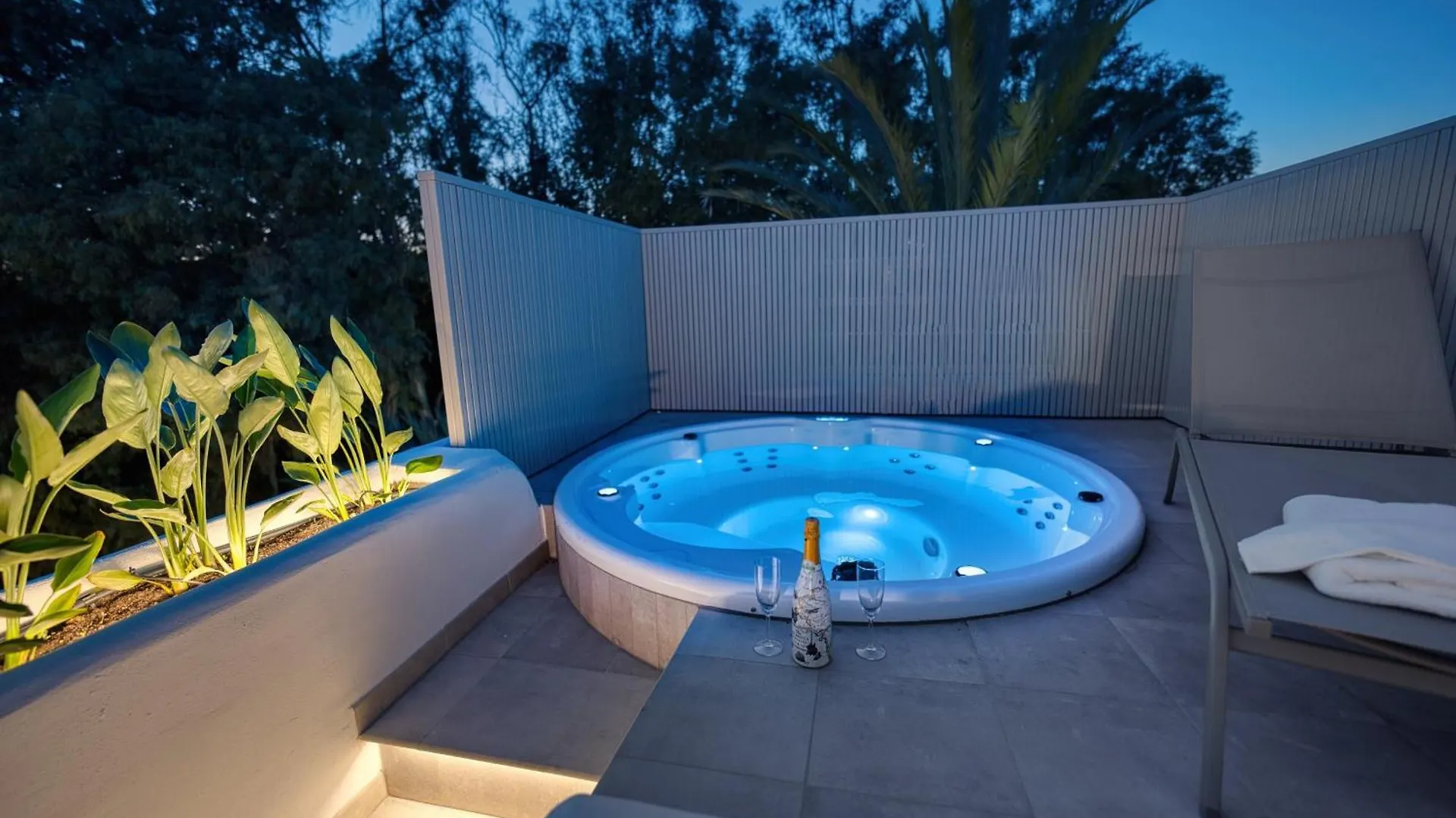 1081 Beachfront Penthouse Jacuzzi Roofterace Lounge Wifi Marbella