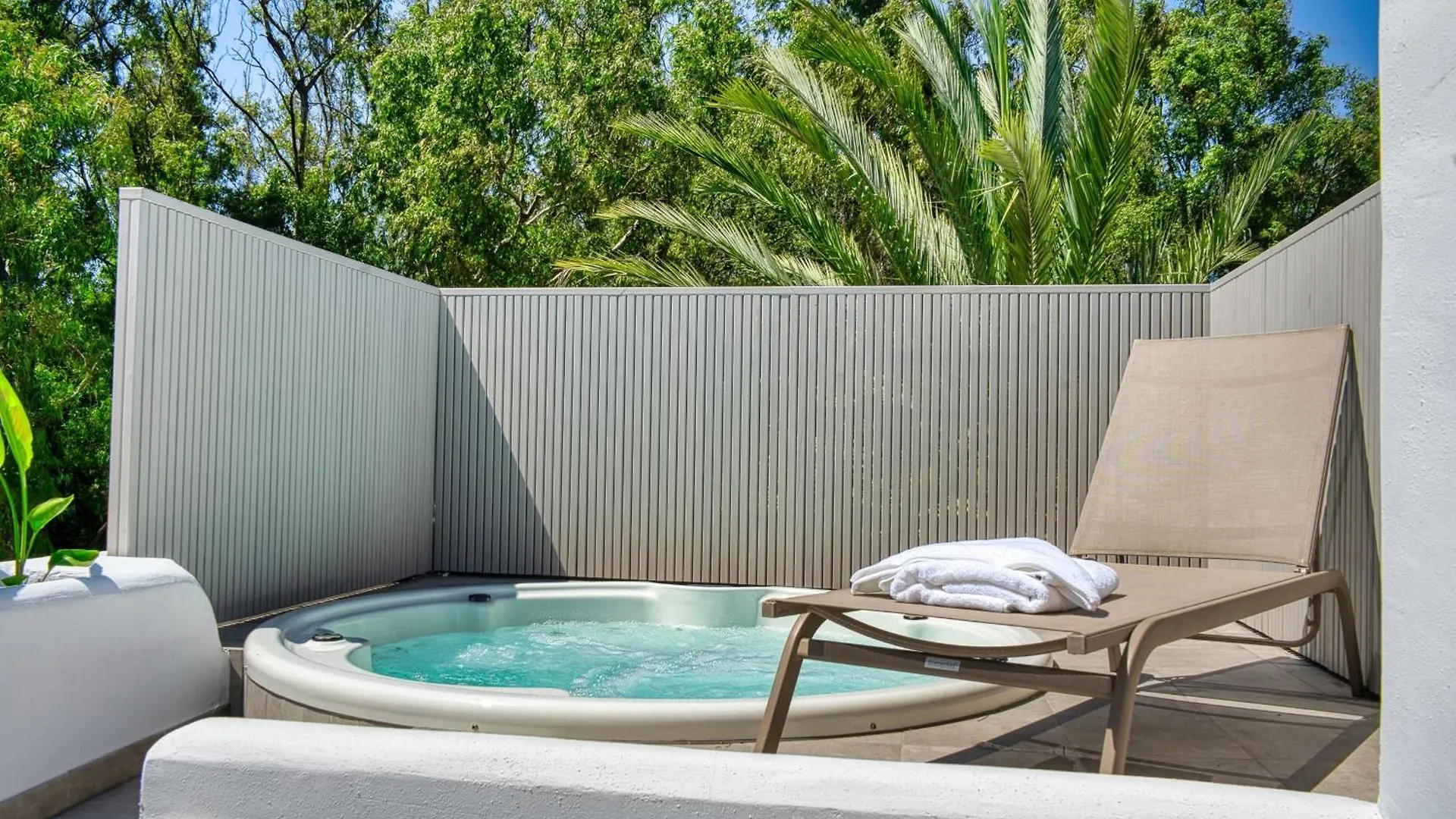 1081 Beachfront Penthouse Jacuzzi Roofterace Lounge Wifi Marbella 0*,  Španělsko